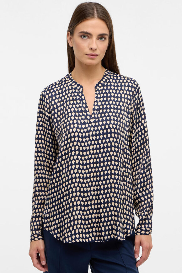 Eterna - Løs Print Bluse - Lange Ærmer - Dark Navy & Sand